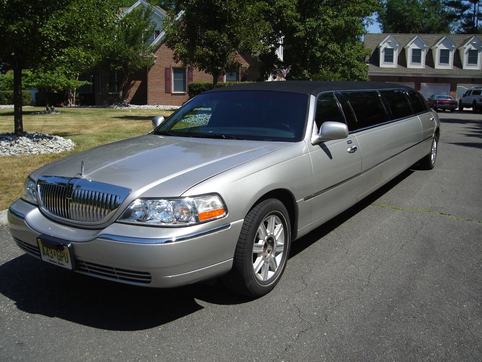 2011-lincoln-town-car-limousine-for-sale