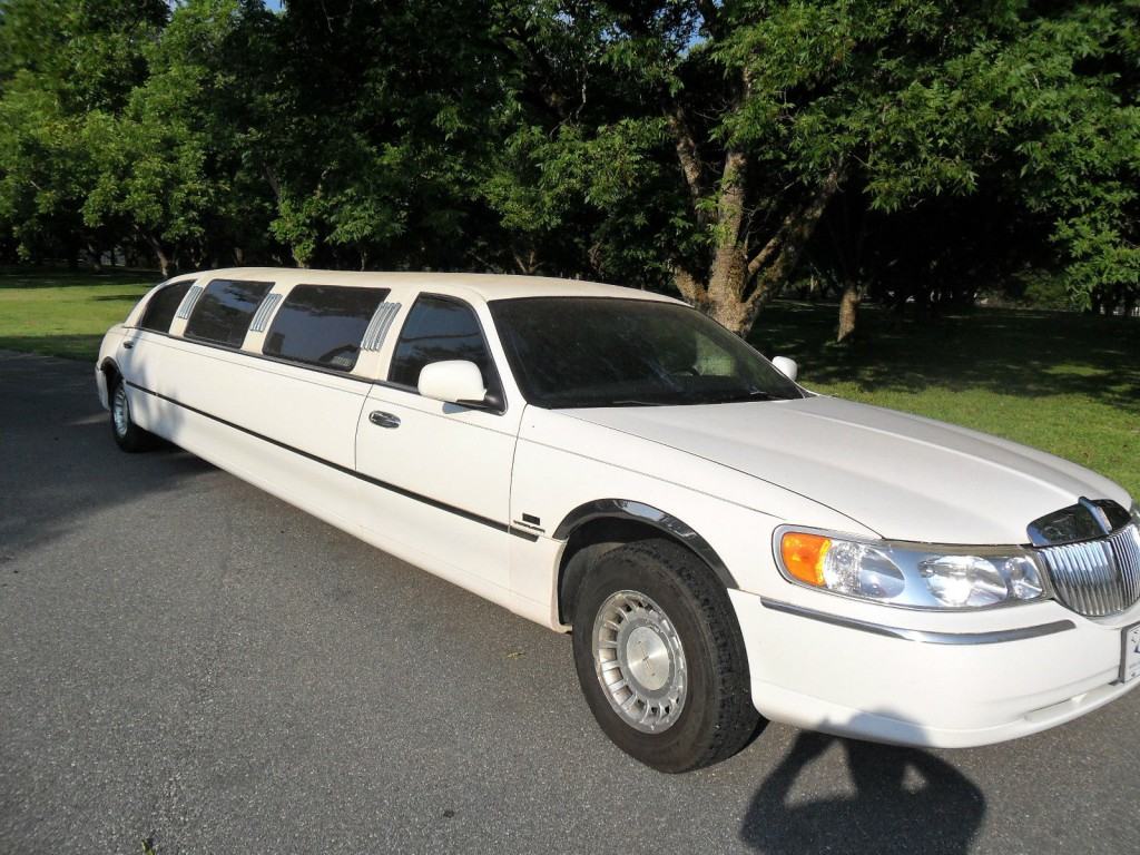 1999 Lincoln Town Car limousine
