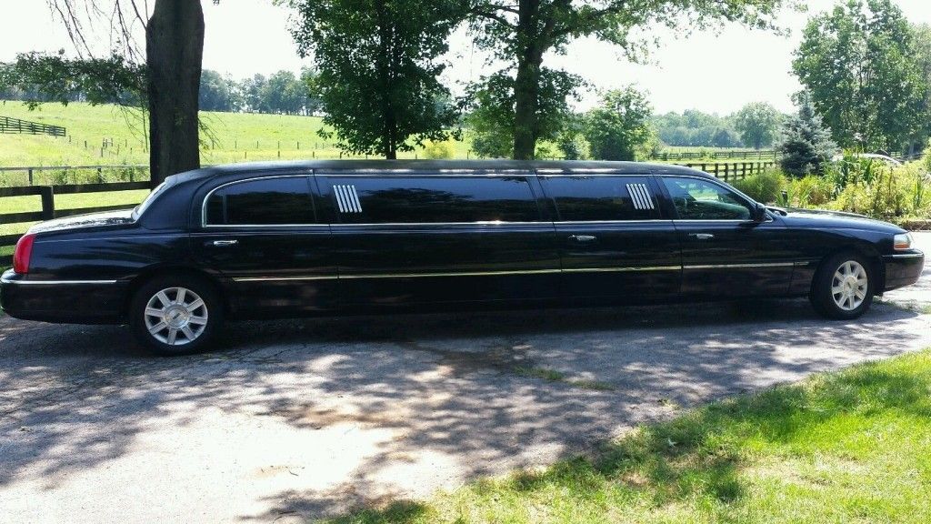 2005 Lincoln Town Car 120 Stretch Limousine with rare 5th door