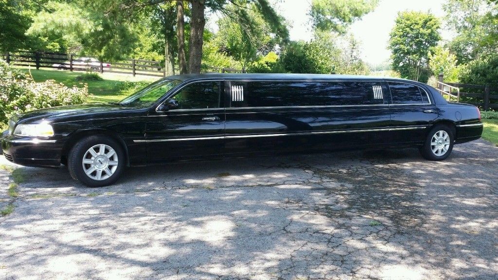 2005 Lincoln Town Car 120 Stretch Limousine with rare 5th door