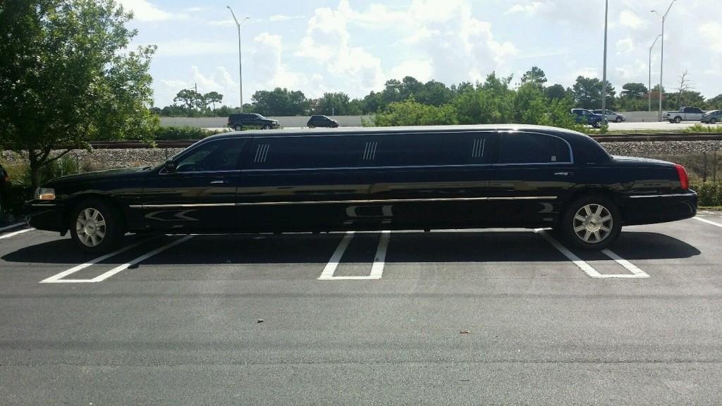 2007 Lincoln Town Car 10 pax 120 inch Stretch limo