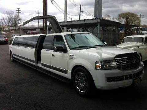 2007 Lincoln Navigator 200&#8243;limousine with JET Door for sale