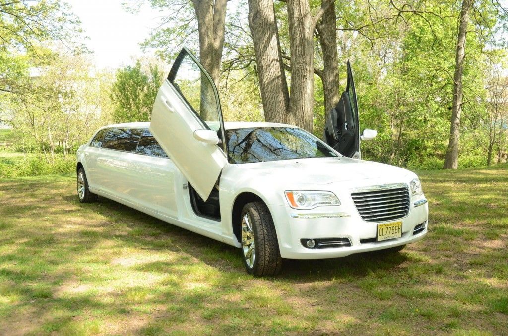 2012 Chrysler 300 Limousine by Pinnacle
