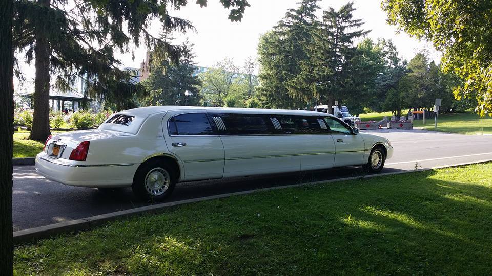 1998 Lincoln Town Car limousine