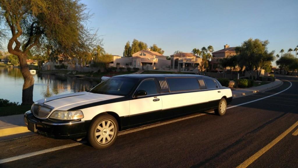2006 Lincoln Town Car Tuxedo Stretch Limousine by Tiffany