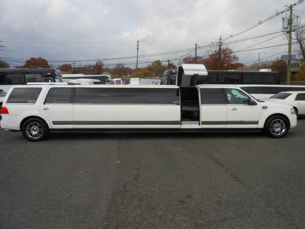 2007 Lincoln Navigator Limo 200″ limousine 24 Pax Jet Door