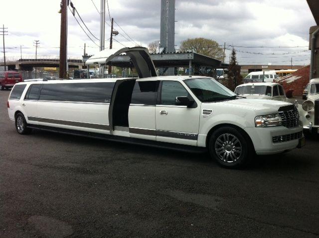 2007 Lincoln Navigator Limo 200″ limousine 24 Pax Jet Door