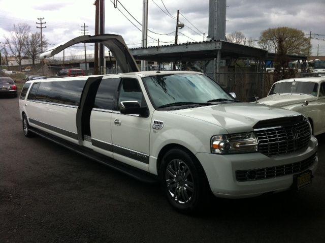 2007 Lincoln Navigator Limo 200″ limousine 24 Pax Jet Door