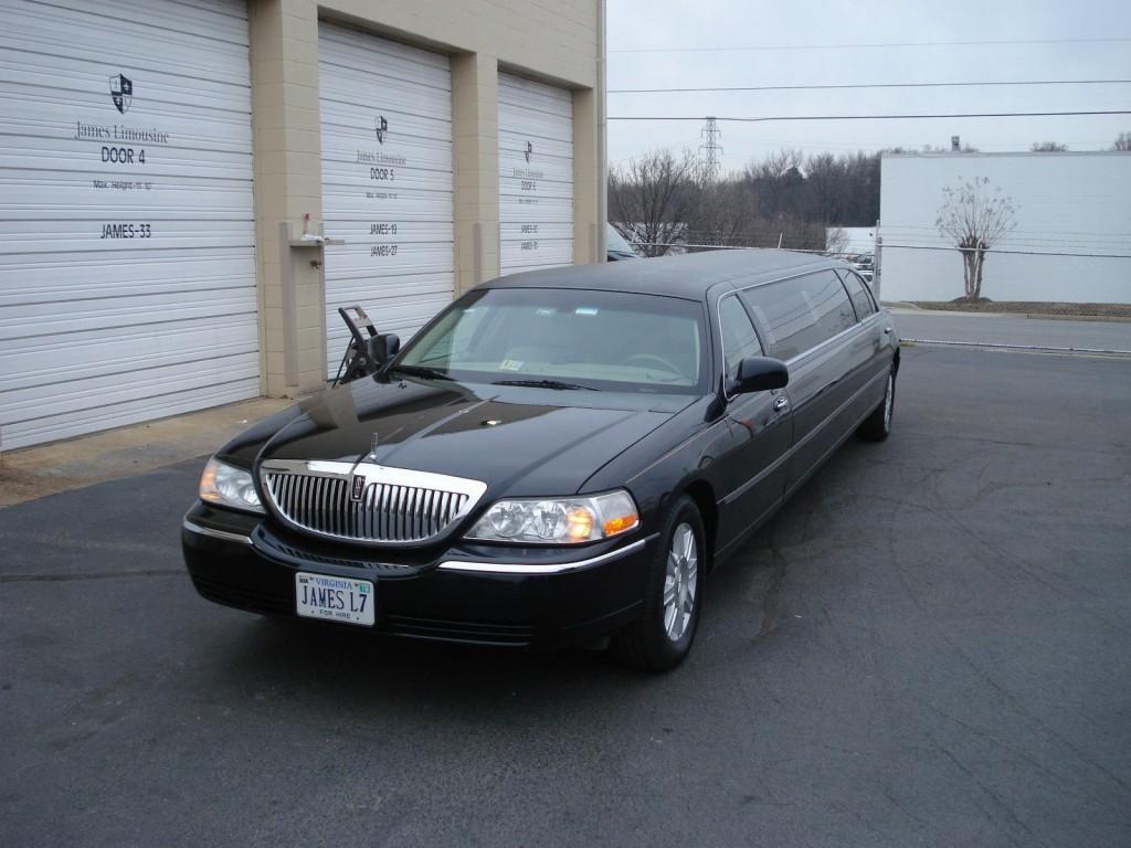 2010 Lincoln Town Car 120″ Stretch Limousine