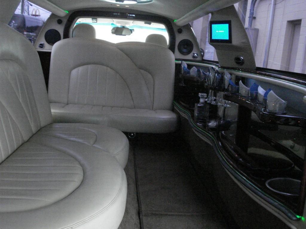 2010 Lincoln Town Car 120″ Stretch Limousine