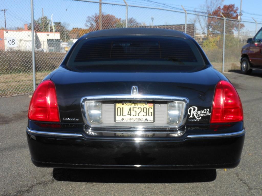 2003 Black Lincoln Town Car 6 pax Limousine Executive Limo
