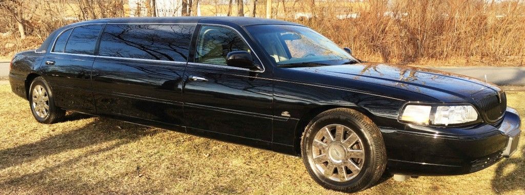 2005 Lincoln Towncar Stretch Limo