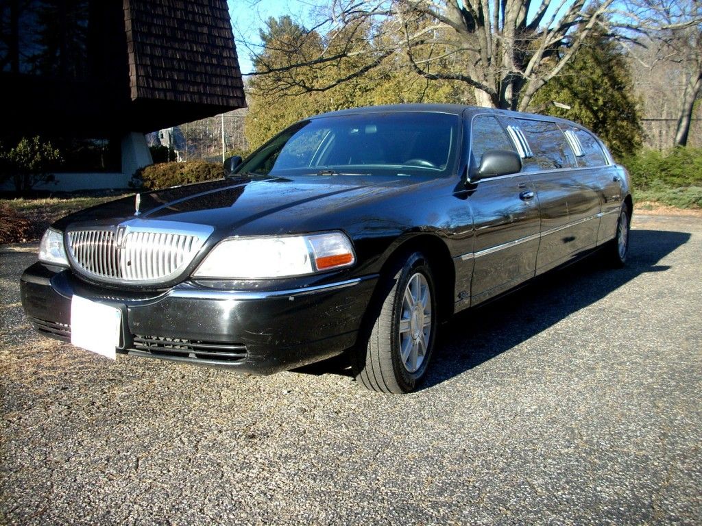 2007 Lincoln Town Car 70″ Stretch Limousine 6 pass.