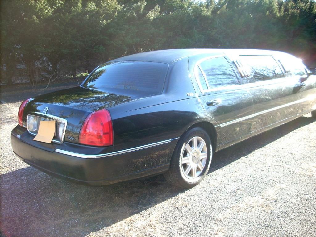 2007 Lincoln Town Car 70″ Stretch Limousine 6 pass.