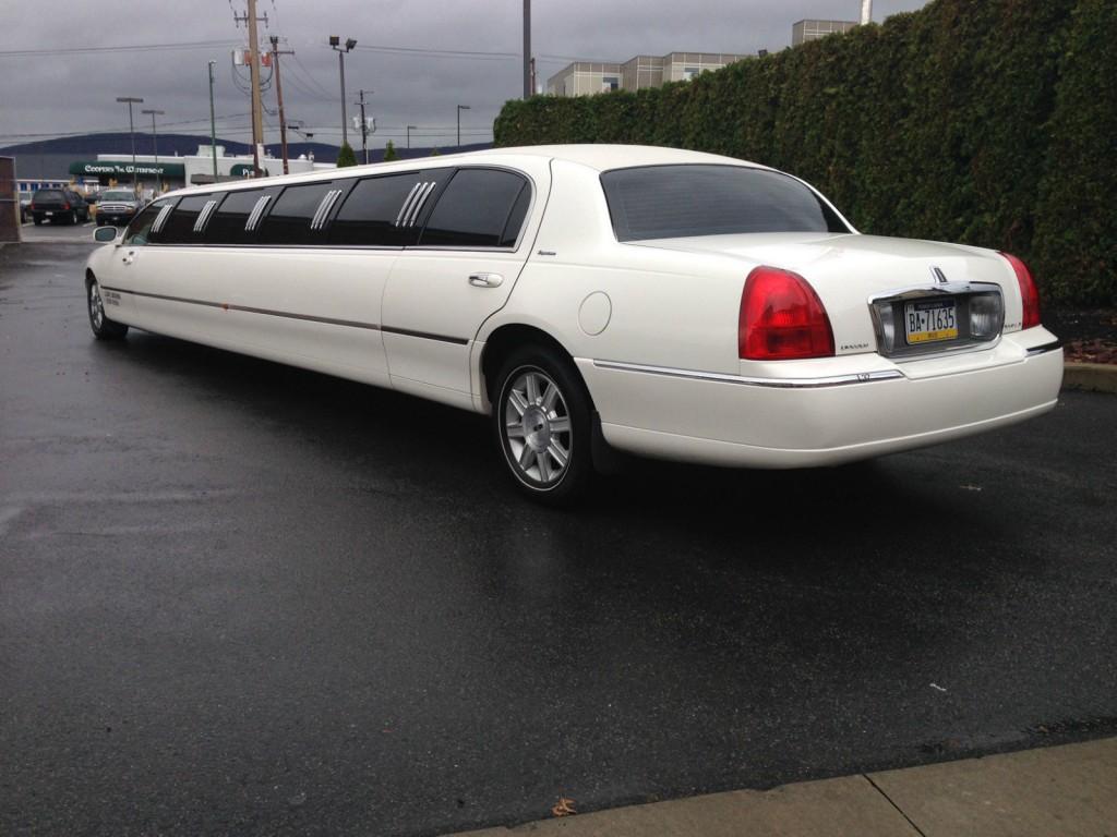 2007 Lincoln Town Car 140″ Super Stretch 12 Passeneger Limousine