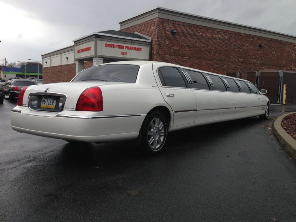 2007 Lincoln Town Car 140″ Super Stretch 12 Passeneger Limousine