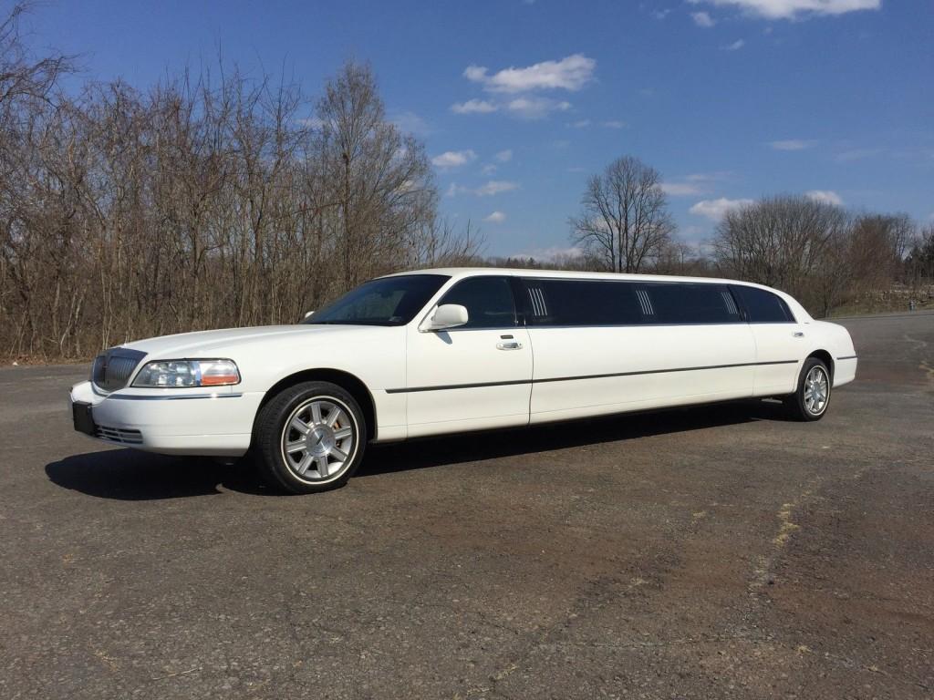 2007 Lincoln Town Car Executive Stretch Limousine