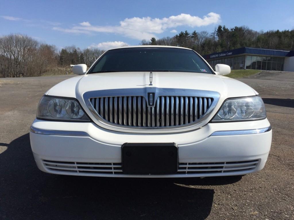 2007 Lincoln Town Car Executive Stretch Limousine