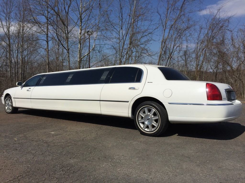 2007 Lincoln Town Car Executive Stretch Limousine