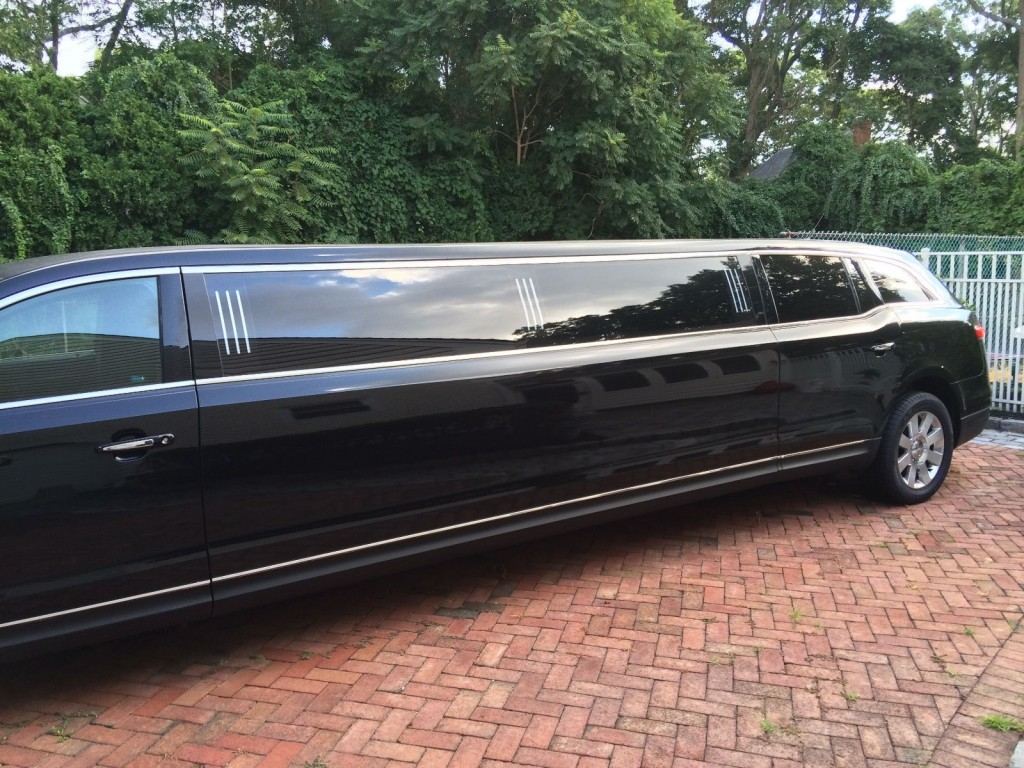 2014 Lincoln MKT 10 Passenger limousine