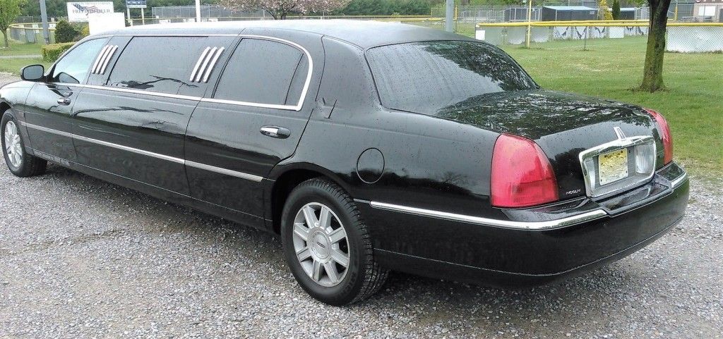 2007 Lincoln Town Car 70″ Stretch Executive Limo
