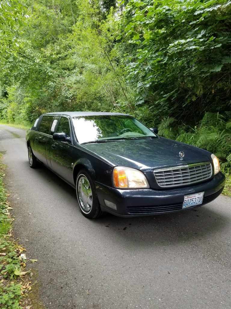 2000 Cadillac DeVille Limousine
