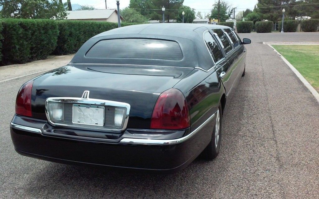 2004 Lincoln Town Car Limousine