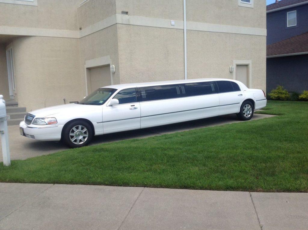 Great condition 2011 Lincoln Town Car Limousine