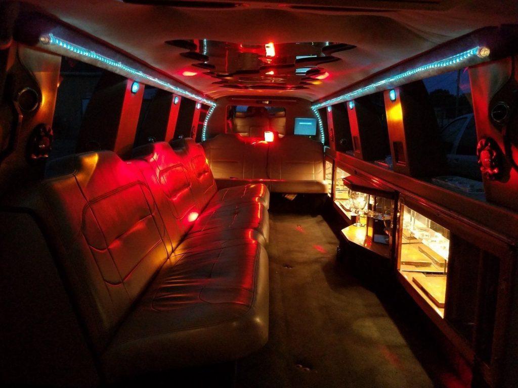 3 TV screens 2000 Lincoln Navigator Stretch limousine