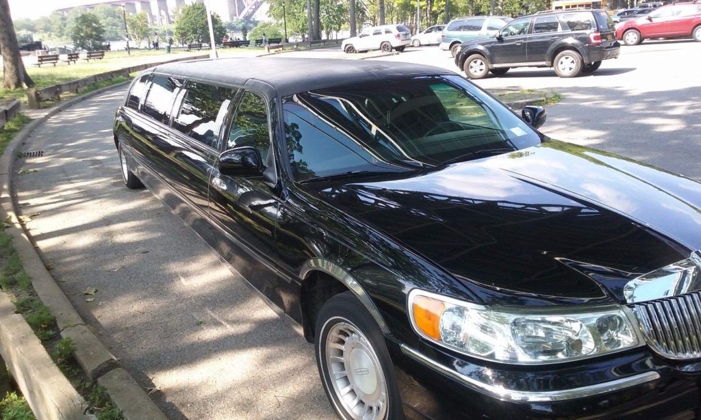 some issues 1999 Lincoln Town Car limousine