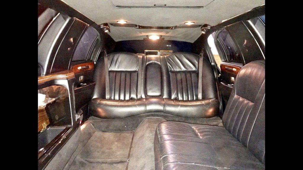 all works 2004 Lincoln Town Car limousine