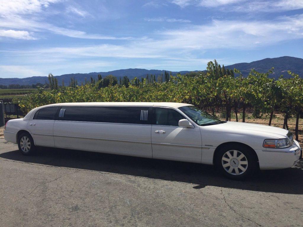 everything works 2004 Lincoln Town Car limousine