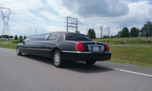 very nice 2005 Lincoln Town Car limousine