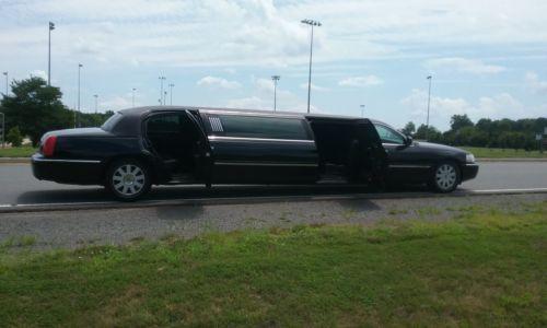 very nice 2005 Lincoln Town Car limousine