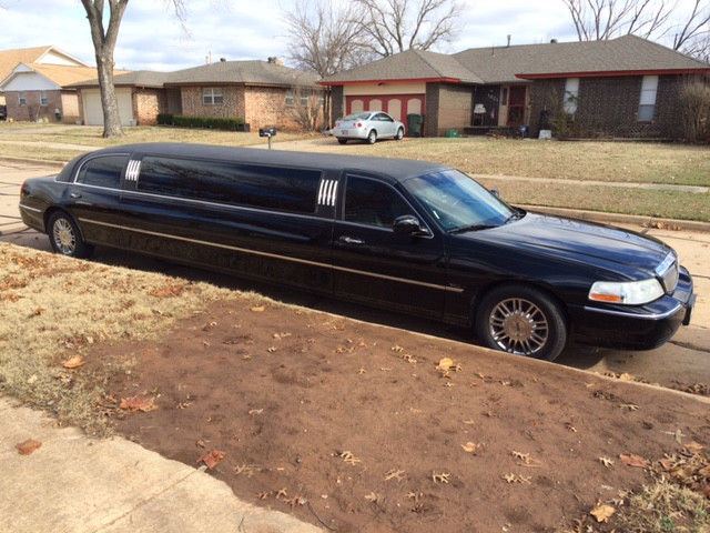 well equipped 2006 Lincoln Town Car limousine