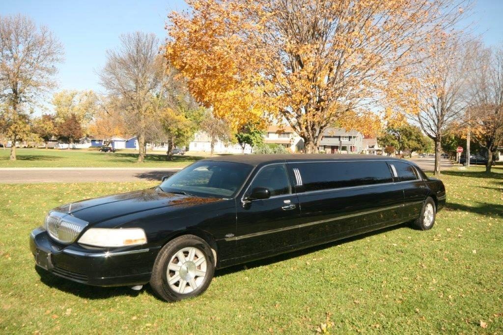 airport limo 2009 Lincoln Town Car Limousine