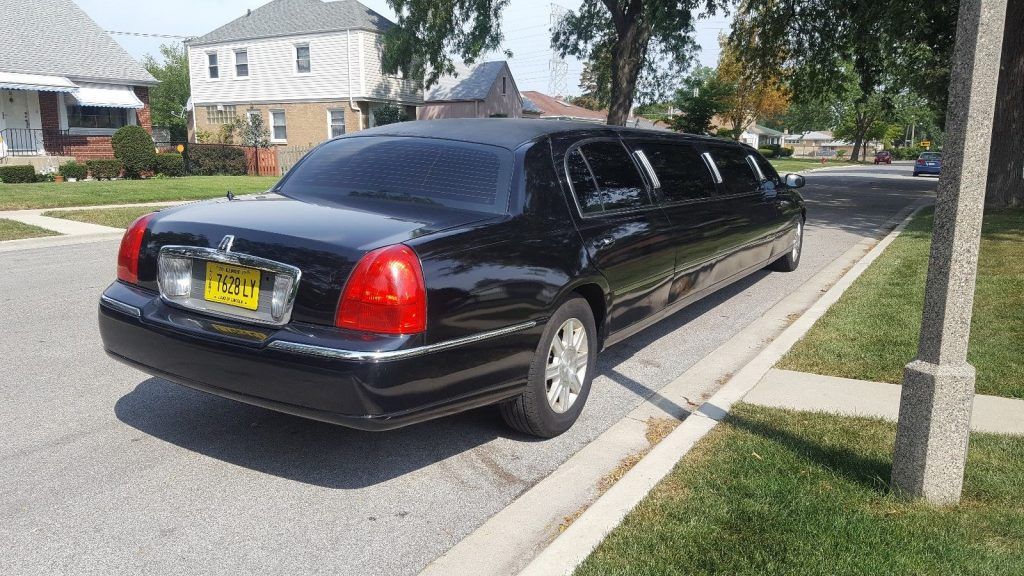 needs nothing 2010 Lincoln Town Car limousine