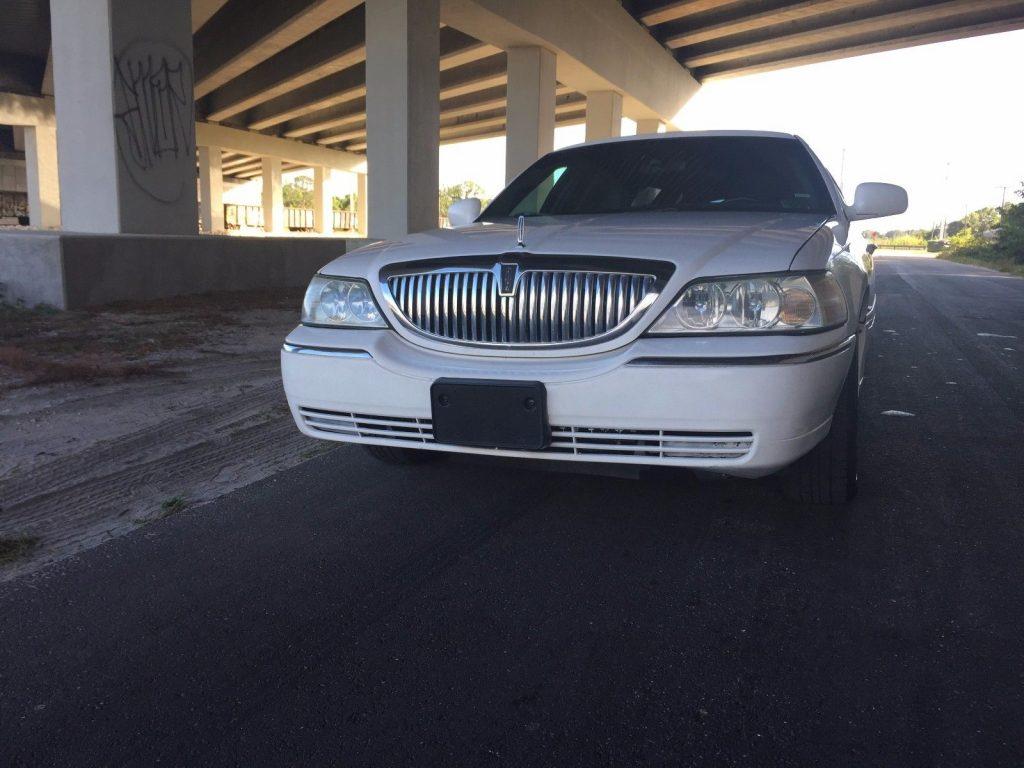 beautiful 2006 Lincoln Town Car limousine