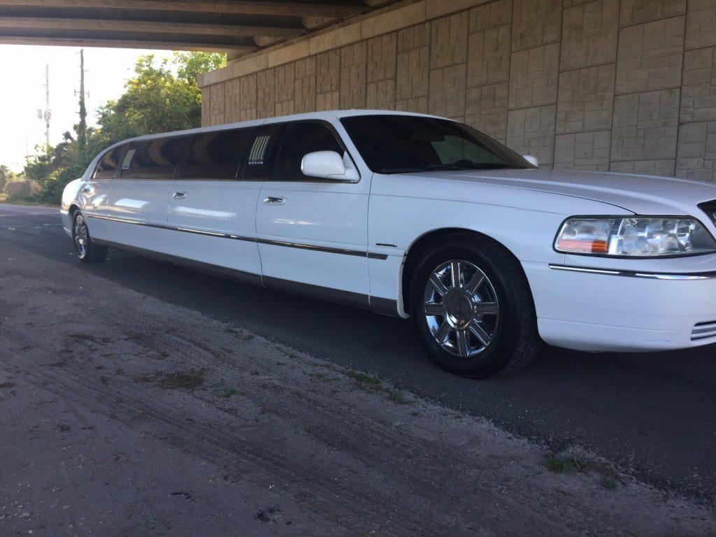 beautiful 2006 Lincoln Town Car limousine