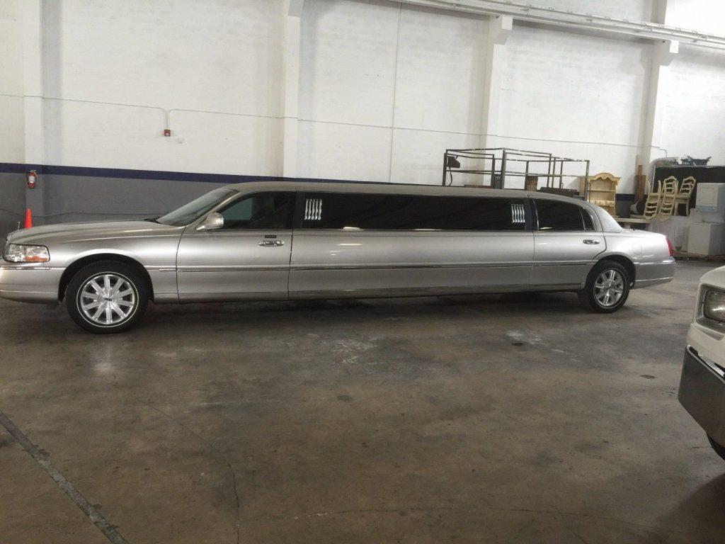 very good condition 2009 Lincoln Town Car limousine