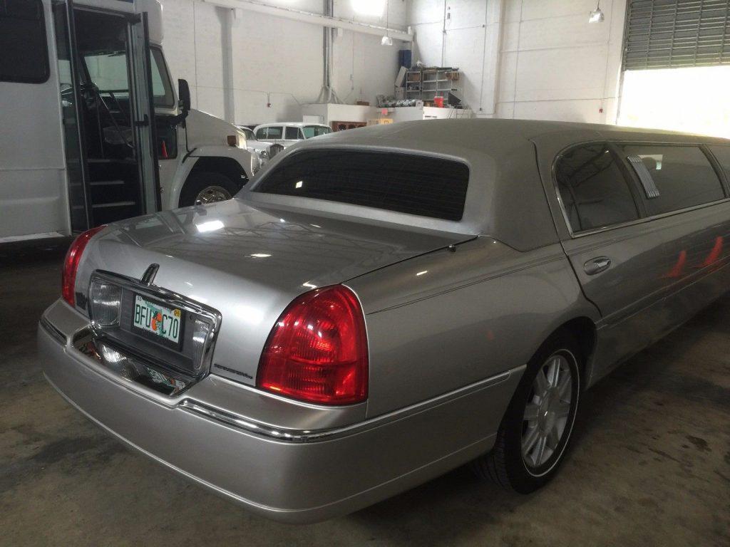 very good condition 2009 Lincoln Town Car limousine