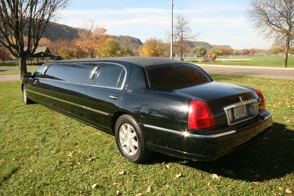 loaded 2009 Lincoln Town Car Royal Limousine