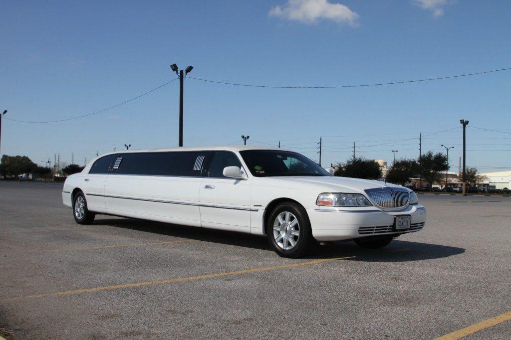 perfectly maintained 2007 Lincoln Town Car limousine