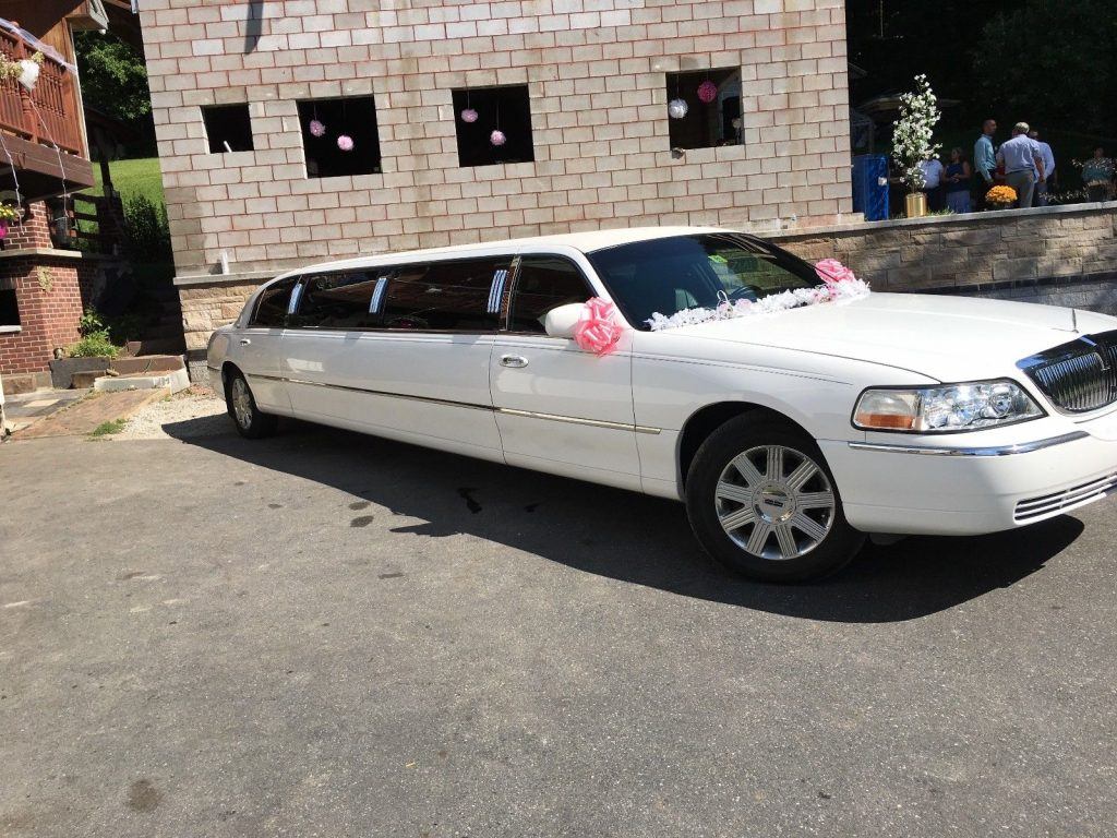 great running 2005 Lincoln Town Car limousine