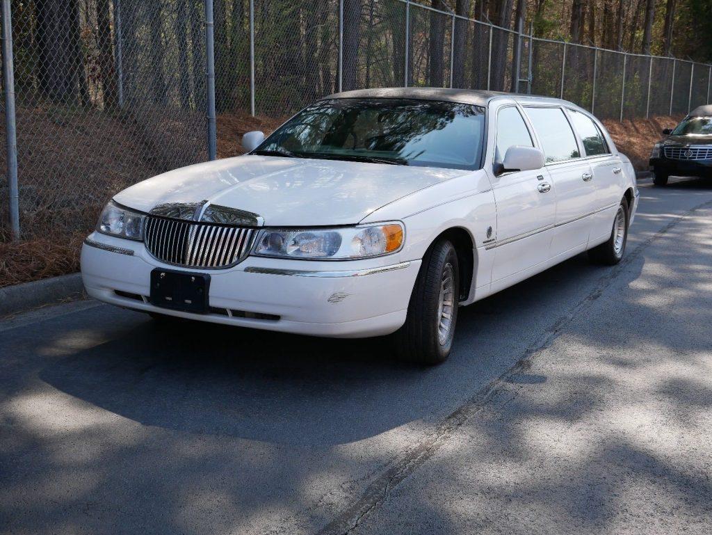 needs work 2000 Lincoln Town Car limousine