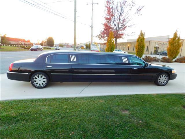 smooth running 2005 Lincoln Town Car Premium Royale Limousine