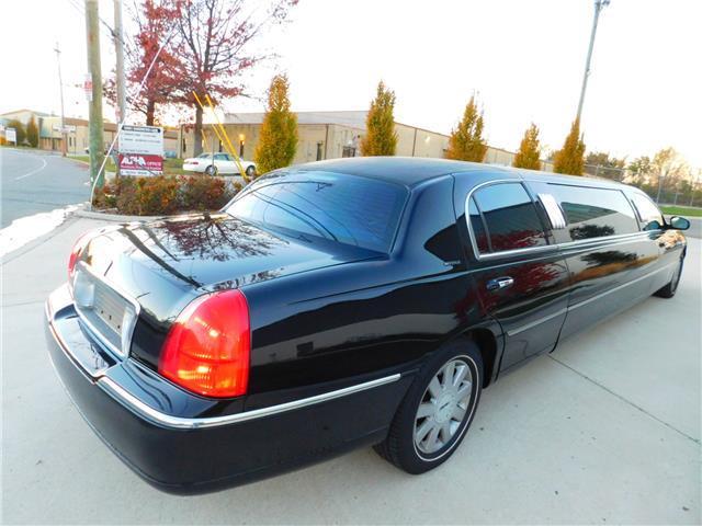 smooth running 2005 Lincoln Town Car Premium Royale Limousine