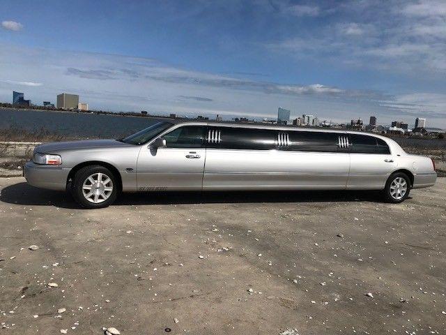 clean 2011 Lincoln 5 Door Stretch Limousine
