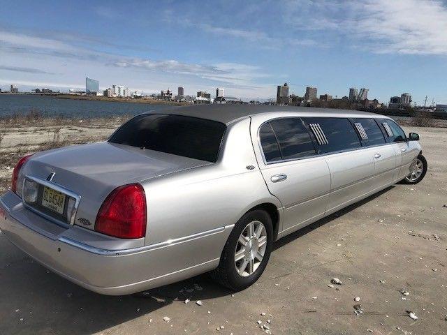 clean 2011 Lincoln 5 Door Stretch Limousine
