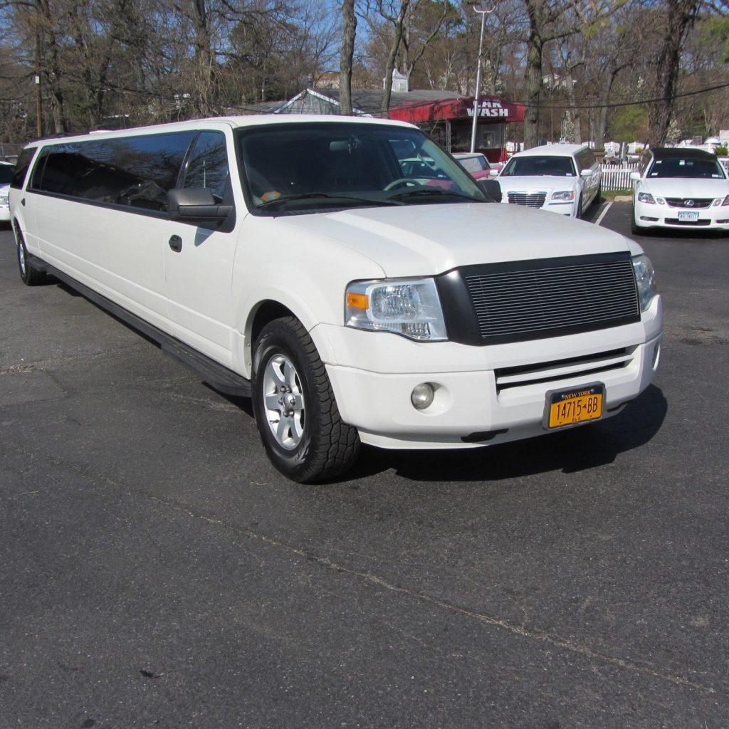 one side design 2008 Ford Expedition limousine